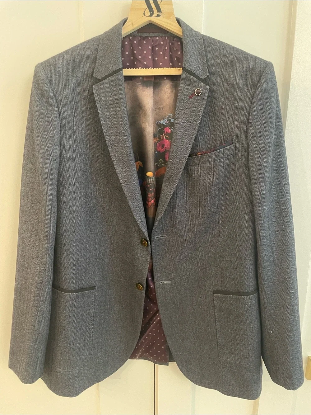 Ted Baker Gray Herringbone Two-Button Sport Coat with Floral Lining, size 6